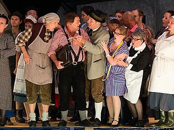 Volkstümliche Charaktere und viel Spaß gibt es noch bis morgen Abend auf der Waldbühne Heldritt. Leo Falls "Der fidele Bauer" hat aber durchaus auch eine unter die Haut gehende Dimension.  Foto: Albert Höchstädter