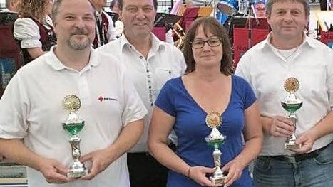 Die Sieger beim Behördenschießen beim Schützenfest des SV Rennsteig Steinbach am Wald (v. l.): Andreas Neubauer, Bürgermeister Klaus Löffler, Edeltraud Vetterdietz und Markus Löffler Foto: Hofmann