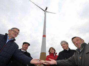 Sie freuen sich über einen gelungenen Projektabschluss: Bürgermeister Wolfgang Möhrlein, Georg Lunz, Silvia Pfeufer (v.l.) und Franz Stadter (rechts) von der Bürgerwindpark-Gesellschaft Litzendorf-Hohenellern sowie Regierungsvizepräsident Thomas Engel (Zweiter von rechts). Foto: Ronald Rinklef