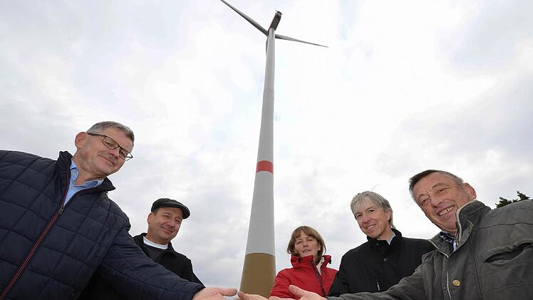 Sie freuen sich über einen gelungenen Projektabschluss: Bürgermeister Wolfgang Möhrlein, Georg Lunz, Silvia Pfeufer (v.l.) und Franz Stadter (rechts) von der Bürgerwindpark-Gesellschaft Litzendorf-Hohenellern sowie Regierungsvizepräsident Thomas Engel (Zweiter von rechts). Foto: Ronald Rinklef