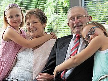 Julia (rechts) und Lisa haben Oma Rosalie und Opa Roland fest in ihr Herz geschlossen. Foto: Manja von Nida