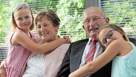 Julia (rechts) und Lisa haben Oma Rosalie und Opa Roland fest in ihr Herz geschlossen. Foto: Manja von Nida