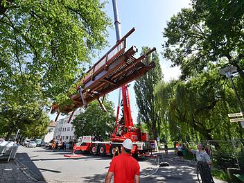 Am Dienstagmittag schwebte der komplett erneuerte Steg ein. Der direkte Weg über den Hollergraben in Verlängerung der Ottostraße ist somit wieder möglich.  Foto: Ronald Rinklef