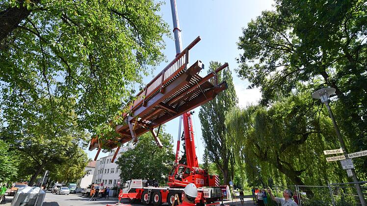 Am Dienstagmittag schwebte der komplett erneuerte Steg ein. Der direkte Weg über den Hollergraben in Verlängerung der Ottostraße ist somit wieder möglich.  Foto: Ronald Rinklef