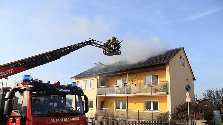 Am Dienstagnachmittag ist in Memmelsdorf ein Dachstuhl in Brand geraten. Foto: NEWS5 / Merzbach