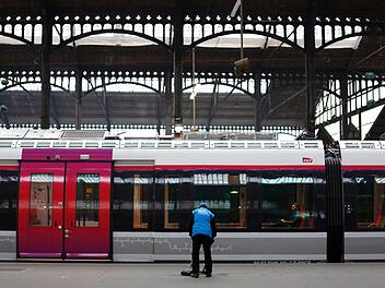 Am Hauptbahnhof in Bochum hat eine Frau pl&ouml;tzlich begonnen zu schreien und sich auszuziehen. Kurz zuvor wurde eine andere Frau sexuell bel&auml;stigt. Symbolbild: Thibault Campus/dpa