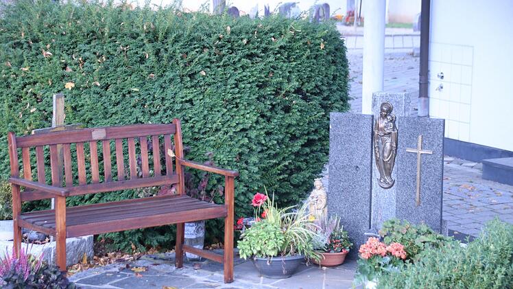 Neben dem Gräberfeld legten die Garten- und Blumenfreunde eine Nische zum Verweilen mit einer Sitzbank und einem Marienstein an. Foto: Matthias Einwag