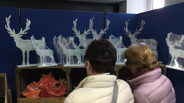 Allerlei Dekoratives fanden die Besucher beim Weihnachtsbasar der N&uuml;dlinger Werkst&auml;tten. Foto: Kerstin V&auml;th