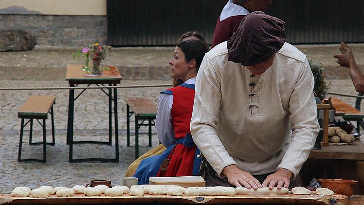 Hier werden Brötchen geformt. Foto: Dieter Britz