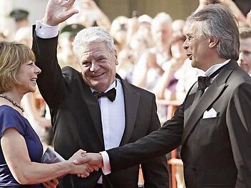 Der erste Bundespräsident seit Heinrich Lübke, der zur Eröffnung der Bayreuther Festspiele reiste: Joachim Gauck und seine Partnerin Daniela Schadt wurden nicht nur von offizieller Seite herzlich empfangen, sondern auch von den hunderten Schaulustigen der Auffahrt. Fotos: Jochen Nützel (4)