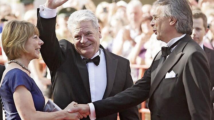 Der erste Bundespräsident seit Heinrich Lübke, der zur Eröffnung der Bayreuther Festspiele reiste: Joachim Gauck und seine Partnerin Daniela Schadt wurden nicht nur von offizieller Seite herzlich empfangen, sondern auch von den hunderten Schaulustigen der Auffahrt. Fotos: Jochen Nützel (4)