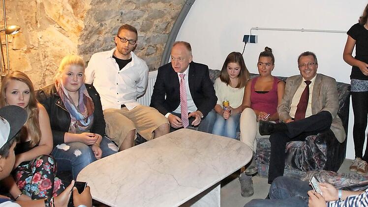 Boris Höttinger, Bürgermeister Helmut Blank und stellvertretender Landrat Emil Müller machten es sich auf der Couch bequem und unterhielten sich mit den Jugendlichen über ihre Meinung zum neuen Jugendtreff.Fotos: Heike Beudert