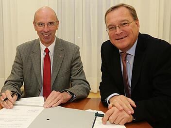 Unterzeichneten die Verlängerung des Kooperationsvertrag zur Verleihung der Bamberger Bürgernadel für weitere drei Jahre: Oberbürgermeister Andreas Starke (rechts) und Walter Schweinsberg, Geschäftsführer der Mediengruppe Oberfranken. Foto: Barbara Herbst