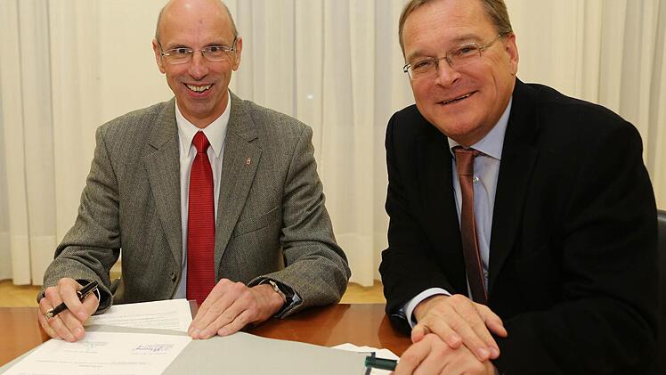 Unterzeichneten die Verlängerung des Kooperationsvertrag zur Verleihung der Bamberger Bürgernadel für weitere drei Jahre: Oberbürgermeister Andreas Starke (rechts) und Walter Schweinsberg, Geschäftsführer der Mediengruppe Oberfranken. Foto: Barbara Herbst