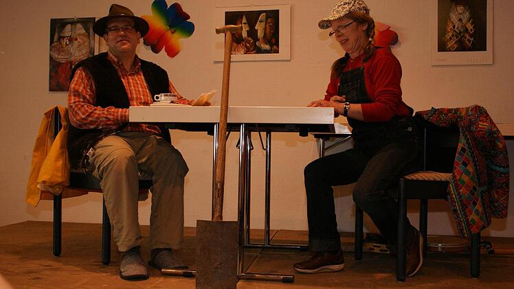 Als Vater und Tochter lösten Pfarrer Thomas Klemm und Pastoralreferentin Barbara Heinrich das Kreuzworträtsel der "Rentner-Bravo".