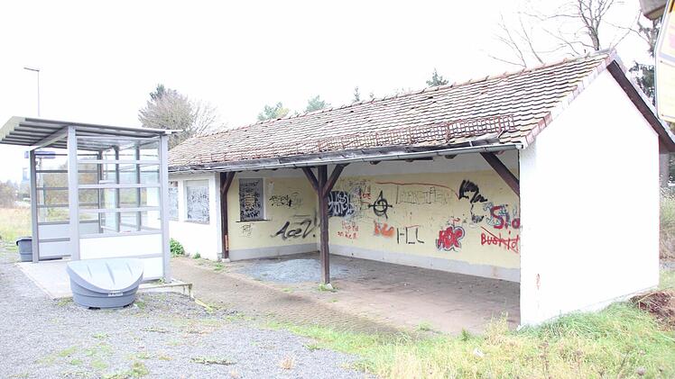 Der marode Unterstand rechts und die moderne Unterstellmöglichkeit links (Foto: Friedwald Schedel)