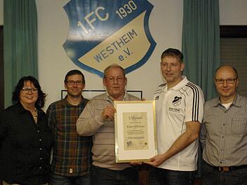 Den neue Vorstand des FC Westheim bilden (v. l.) Renate Kröckel, Bernd Wüscher sowie (v. r.) Klaus Martin und Vorsitzender Michael van Mörs, der Klaus Dietzhaus (M.) zum Ehrenmitglied ernannte. Der ebenfalls gewählte Tobias Wendel war verhindert.  Foto: Winfried Ehling