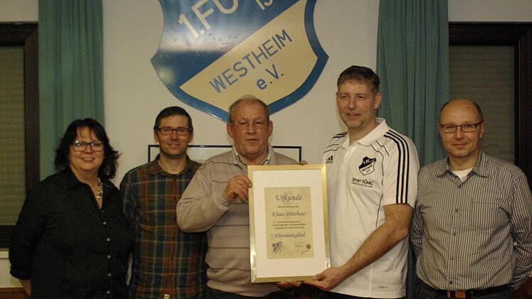 Den neue Vorstand des FC Westheim bilden (v. l.) Renate Kröckel, Bernd Wüscher sowie (v. r.) Klaus Martin und Vorsitzender Michael van Mörs, der Klaus Dietzhaus (M.) zum Ehrenmitglied ernannte. Der ebenfalls gewählte Tobias Wendel war verhindert.  Foto: Winfried Ehling