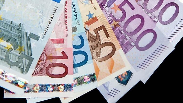 Sparer müssen sich angesichts der Niedrigzinsen gut überlegen, wo sie ihr Geld hintragen. Foto: R. Schlesinger, dpa