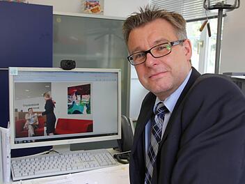 Ralf Baumann, Direktor der HypoVereinsbank-Filiale Kronach, zeigt am Bildschirm, wie gemütlich die Wartelounge werden soll.  Foto: Friedwald Schedel
