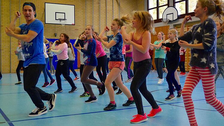 Nur kurze Zeit später werden die Arme zu den Tanzabschnitten hinzugenommen. Krzysztof Malicki (links) tanzt die einzelnen Bewegungen, sogenannte Moves, vor. Foto: Kathrin Kupka-Hahn