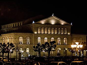 Leuchtendes Zentrum der vielgestaltigen Coburger Kultur-Landschaft: das Landestheater. Die Saison 2016/2017 verspricht spannende Premieren in allen Sparten. Foto: Jochen Berger