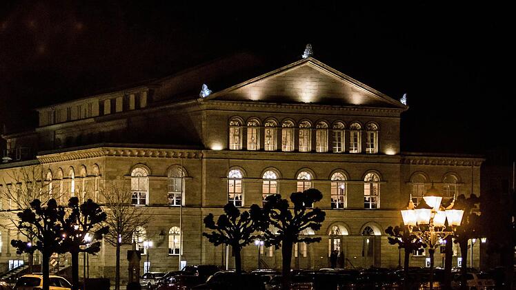 Leuchtendes Zentrum der vielgestaltigen Coburger Kultur-Landschaft: das Landestheater. Die Saison 2016/2017 verspricht spannende Premieren in allen Sparten. Foto: Jochen Berger