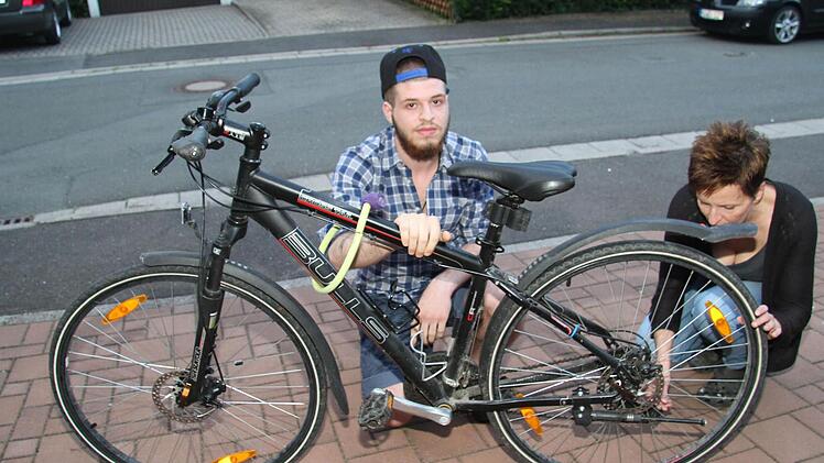 Die Kette ist heruntergesprungen. Flüchtlingsbetreuerin Heike Druse erklärt Ziad Yaghi, dass dies beim falschen Schalten passieren kann, und behebt das Malheur. Foto: Sonny Adam