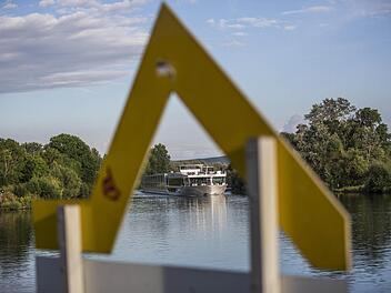 Ein Hotelschiff kommt "um die Ecke": Auf dem Main nahe dem Haßfurter Hafen hat unser Fotograf René Ruprecht das Wasserfahrzeug "erwischt". Foto: Rene Ruprecht