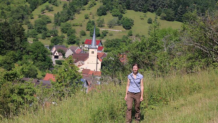 Aglaia Abel bei einer Begehung der Magerrasen oberhalb von Sulzthal. Foto: Ralf Ruppert