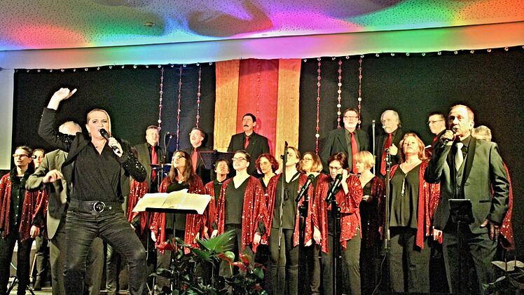 Die beiden Gaststars, Kaybee & John Cashmore aus London (vorne links und rechts) boten zusammen mit dem Chor "Praising People" mit Band einen kurzweiligen Abend in der Frauengrundhalle in Ebern.Helmut Will
