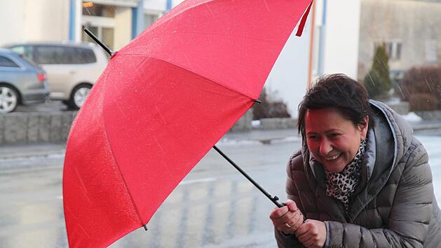 Kerstin Titze k&auml;mpfte gestern Nachmittag gegen Wind und Graupel an. Ansonsten hielt sich das Gebl&auml;se durch Sturmtief "Friederike" in Kulmbach doch in Grenzen.Jochen N&uuml;tzel