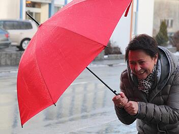 Kerstin Titze kämpfte gestern Nachmittag gegen Wind und Graupel an. Ansonsten hielt sich das Gebläse durch Sturmtief "Friederike" in Kulmbach doch in Grenzen.Jochen Nützel