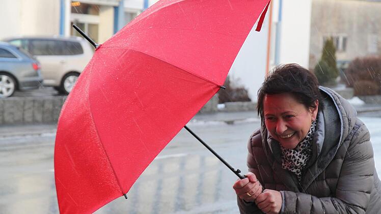 Kerstin Titze kämpfte gestern Nachmittag gegen Wind und Graupel an. Ansonsten hielt sich das Gebläse durch Sturmtief "Friederike" in Kulmbach doch in Grenzen.Jochen Nützel