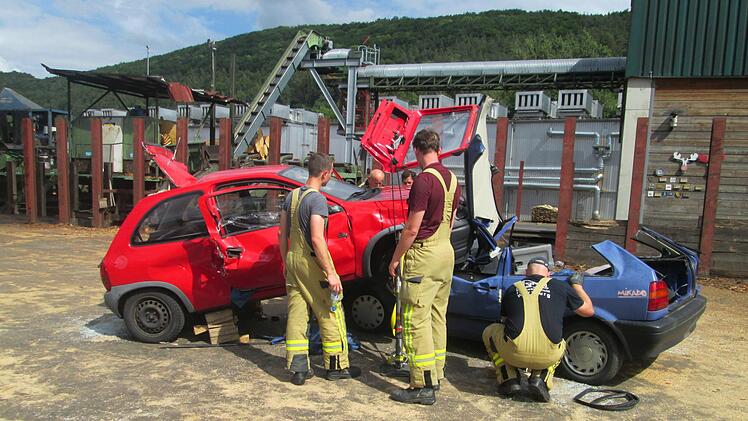 Der gestellte Autounfall zeigt, wie wichtig zusätzlich ausgebildete Sanitäter in einer Feuerwehr sind.Foto: Winfried Ehling