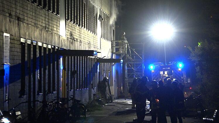 Bei einem Brand in Fürth sind Menschen verletzt worden. Foto: News5/Grundmann