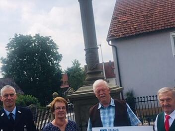 Die drei Vorsitzenden der Vereine, die das Fr&uuml;hlingsfest organisieren, (von links) Michael Weigand, Monika Weigand und Karl Bauer, &uuml;bergaben an Kirchenpfleger Fridolin Weigand eine Scheck f&uuml;r das Denkmals-Spendenkonto.  Foto: Gabi Seifried