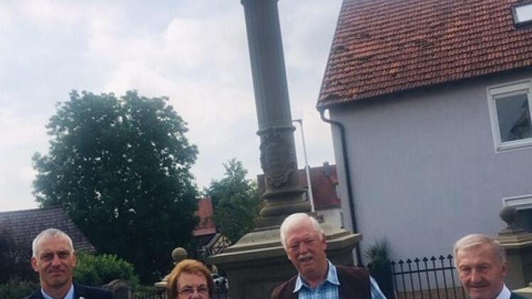 Die drei Vorsitzenden der Vereine, die das Fr&uuml;hlingsfest organisieren, (von links) Michael Weigand, Monika Weigand und Karl Bauer, &uuml;bergaben an Kirchenpfleger Fridolin Weigand eine Scheck f&uuml;r das Denkmals-Spendenkonto.  Foto: Gabi Seifried