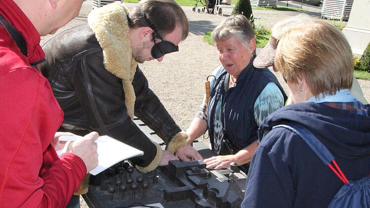 Test unter Anleitung: Gisela Schmitt und weitere Mitglieder des Bayerischen Blinden- und Sehbehindertenbundes sagen Reporter Johannes Schlereth auf was er beim Tasten mit Augenbinde achten muss. Vorne notiert Reporter Ralf Ruppert die Eindrücke der Beteiligten.Ulrike Müller