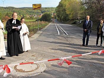 Pfarrer Wolfgang Dettenthaler (l.) und Pfarrer Ulrich Rauh segneten den Weg und alle, die ihn gehen. Foto: Evi Seeger
