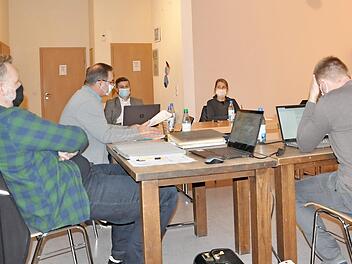 Die Gemeinderatssitzung in Aidhausen fand unter Corona-Auflagen statt. Auch B&uuml;rgermeister Dieter M&ouml;hring (zweiter von links) trug einen Mund-Nasen-Schutz.  Foto: Martin Schweiger