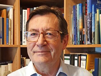 Anton Eckert in seiner Bibliothek Foto: Thomas Weichert