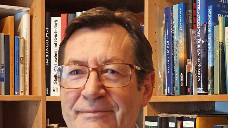 Anton Eckert in seiner Bibliothek Foto: Thomas Weichert