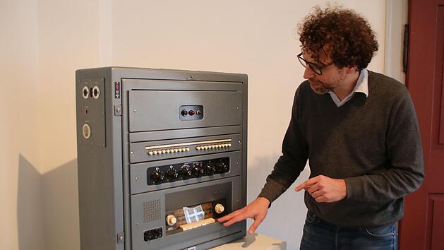 Museumsleiter Nicolas Zenzen an der Durchsageanlage der ehemaligen Landwirtschaftsschule. Die Sonderausstellung "Vom Türmerhorn zur Warn-App" ist seit Dienstag geöffnet. Foto: Thomas Malz