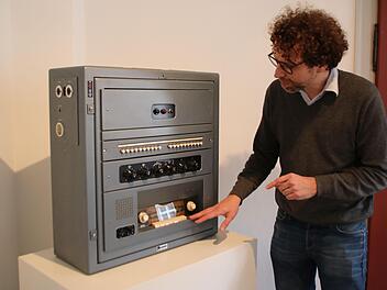 Museumsleiter Nicolas Zenzen an der Durchsageanlage der ehemaligen Landwirtschaftsschule. Die Sonderausstellung "Vom Türmerhorn zur Warn-App" ist seit Dienstag geöffnet. Foto: Thomas Malz