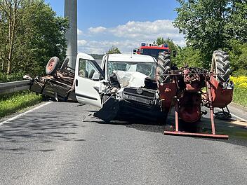 Tödlicher Unfall: Kleintransporter rammt Traktor bei Überholvorgang
