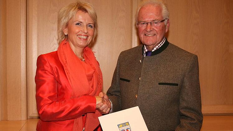 Landrätin Tamara Bischof ehrt Alois Fröhling  mit dem Ehrenamtspreis des Landkreises Kitzingen aus.