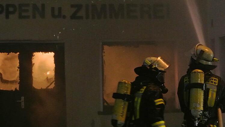 Hinter den Fenstern und Türen der Werkstatt loderten noch die Flammen, obwohl mehrere Löschmannschaften den Brand von der Vorder- und von der Rückseite des Anwesens bekämpften.