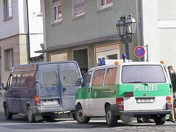 In der Brückenstraße in Höchstadt stoppte die Polizei diesen Ford Transit mit ungarischem Kennzeichen. In dem Neunsitzer waren zwölf Rumänen unterwegs, die angeblich nach Frankreich wollten. Foto: Andreas Dorsch
