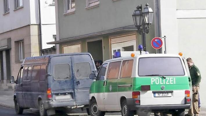 In der Brückenstraße in Höchstadt stoppte die Polizei diesen Ford Transit mit ungarischem Kennzeichen. In dem Neunsitzer waren zwölf Rumänen unterwegs, die angeblich nach Frankreich wollten. Foto: Andreas Dorsch